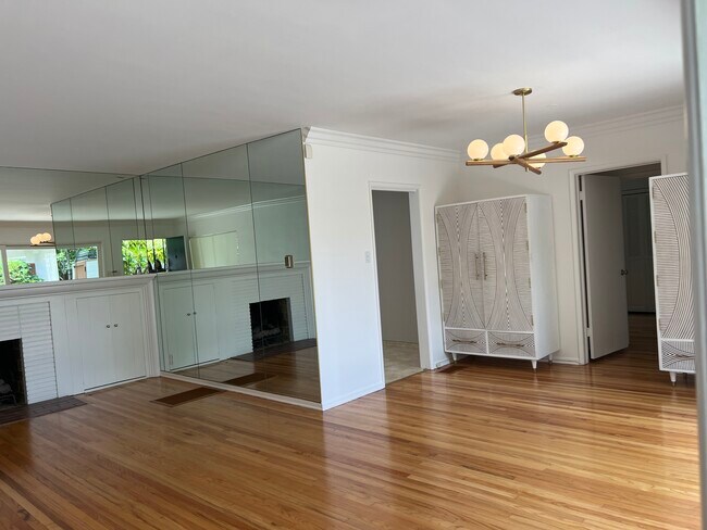 Building Photo - 605 N Doheny Dr