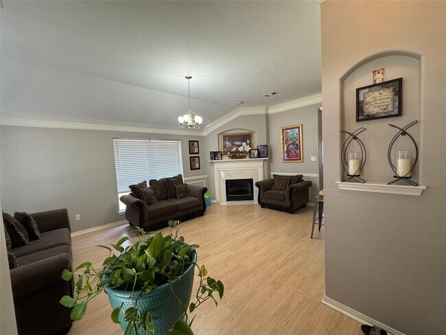 Building Photo - 3670 Lakeaires Ln