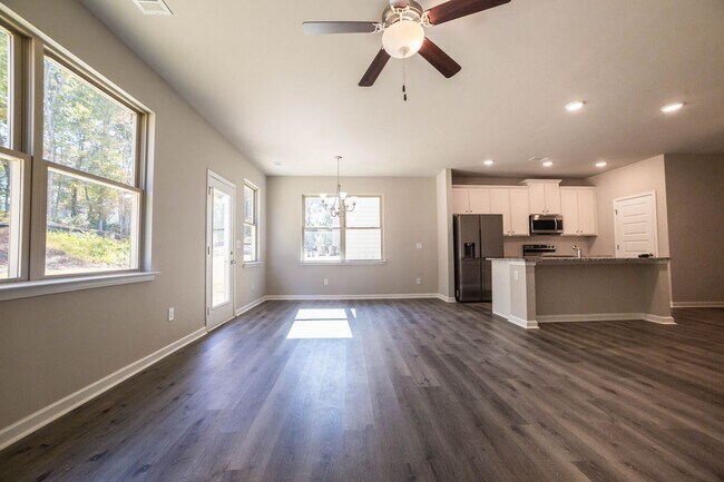 Foto del edificio - 4 Bed 2.5 Bath home in Gainesville!