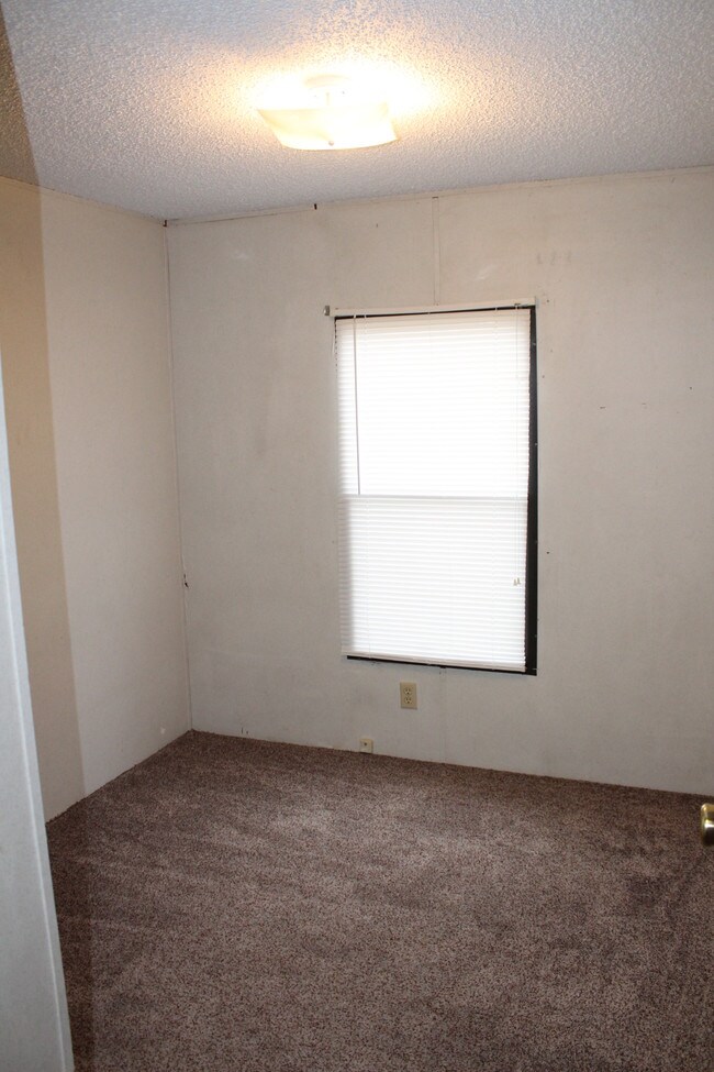 Building Photo - 1607 Historic 66 W