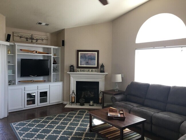 Foto del edificio - 1566 Persimmon St