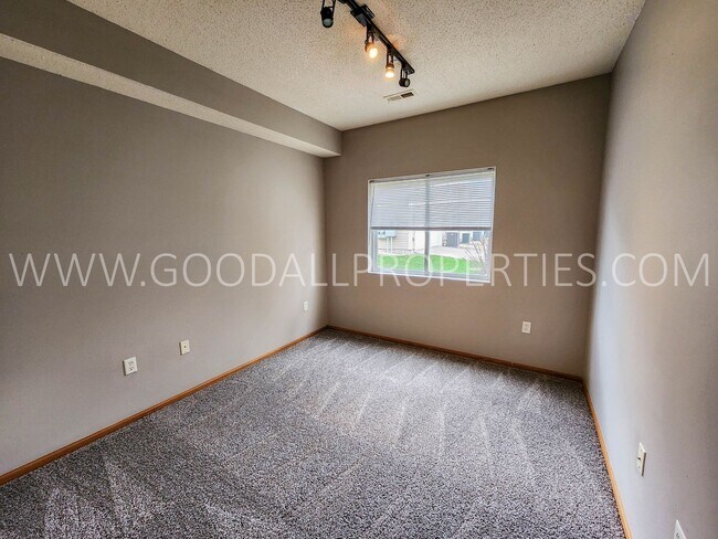 Foto del edificio - 3 bedroom townhome in Ankeny