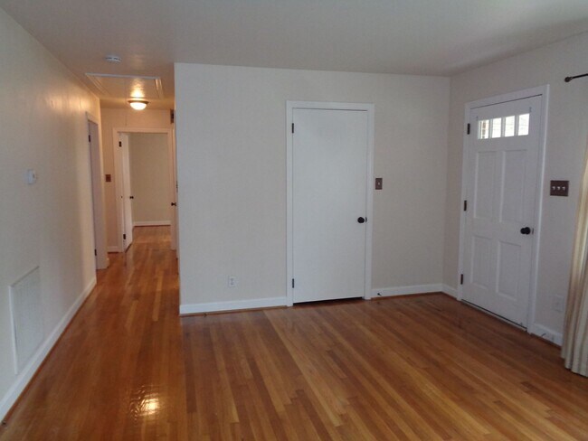 Building Photo - Cozy and Comfy House with Screened Porch-O...