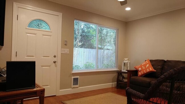 Building Photo - Stylishly Remodeled Unit with fenced-in ya...