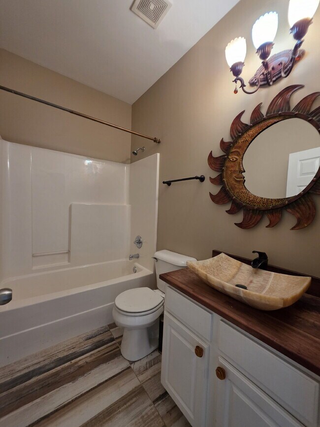 Foto del edificio - Luxury Lake Living Overlooking Coleman Lake