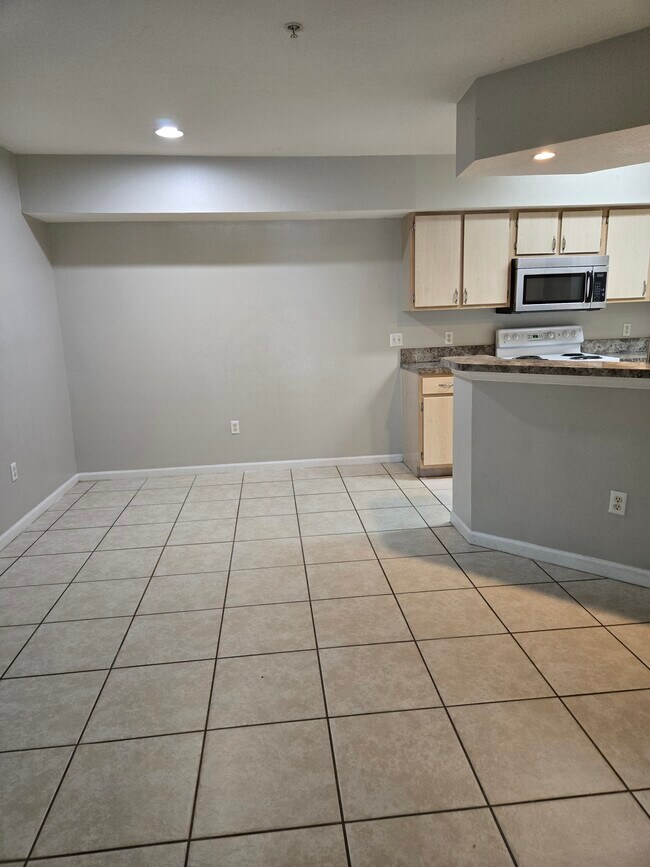 Building Photo - 724 Crest Pines Dr