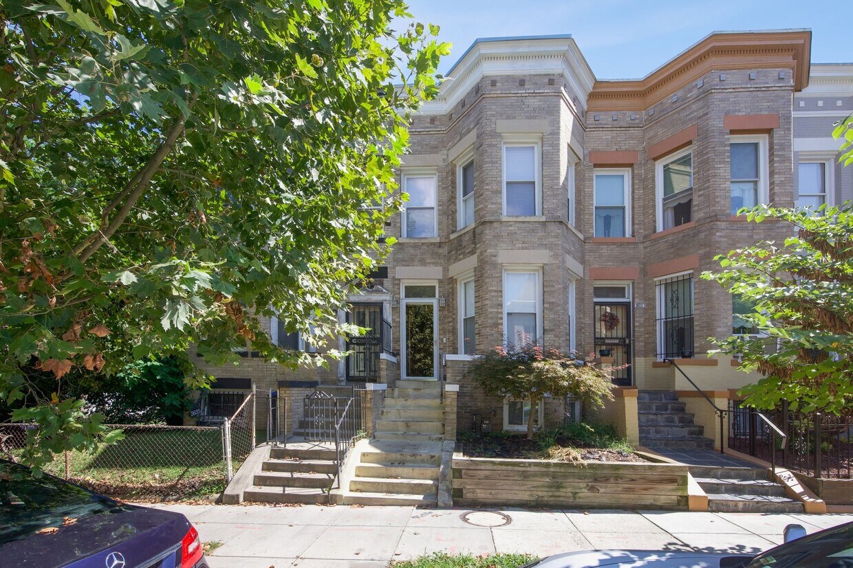 Foto principal - 4 beds, 3.5 Bath Victorian style row home ...