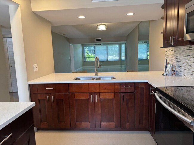 Foto del edificio - 3521 Village Blvd