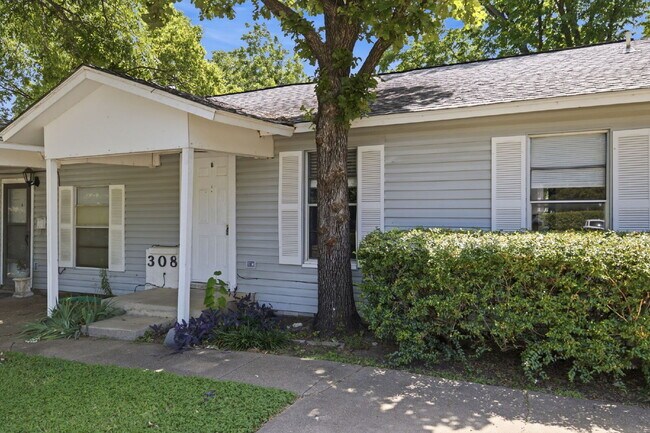 Foto del edificio - "Charming 2-Bedroom Duplex in White Settlement!"