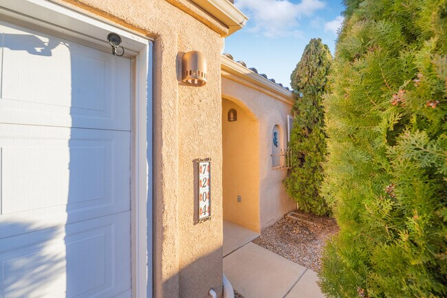 Building Photo - 7204 Villa Clavel NE