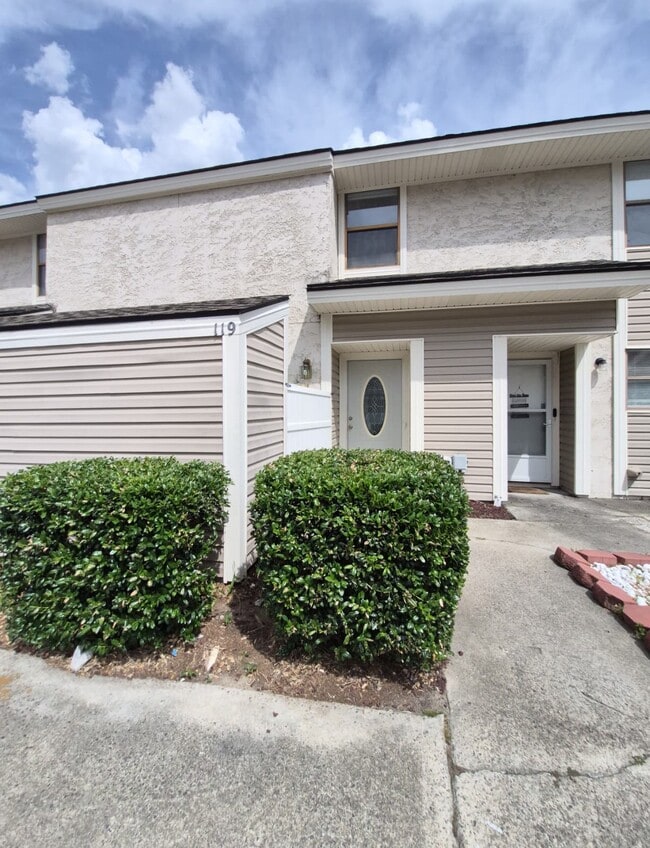 Building Photo - 727 S Main St Ext