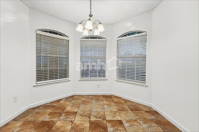 Foto del edificio - 577 Lady Lake Rd W