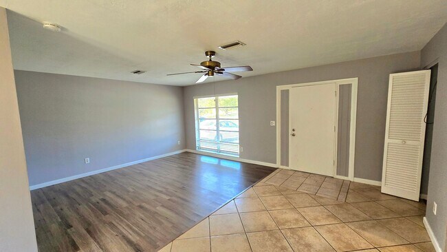 Foto del edificio - Charming Corner Lot Home in Deland- Near T...