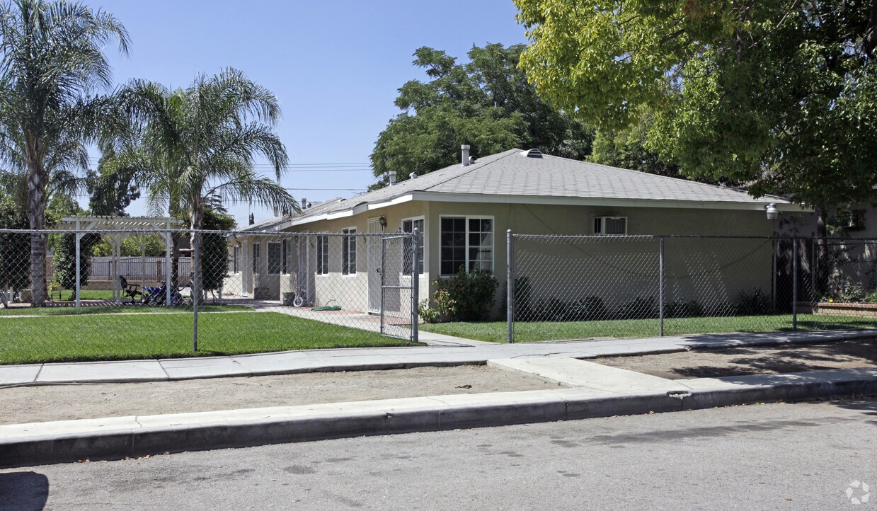 Foto del edificio - 945-951 1/2 Colton Ave