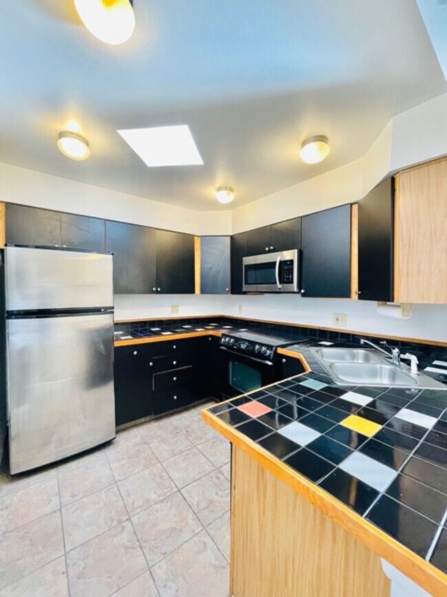 Building Photo - Spacious Two Bedroom Condo Available for R...