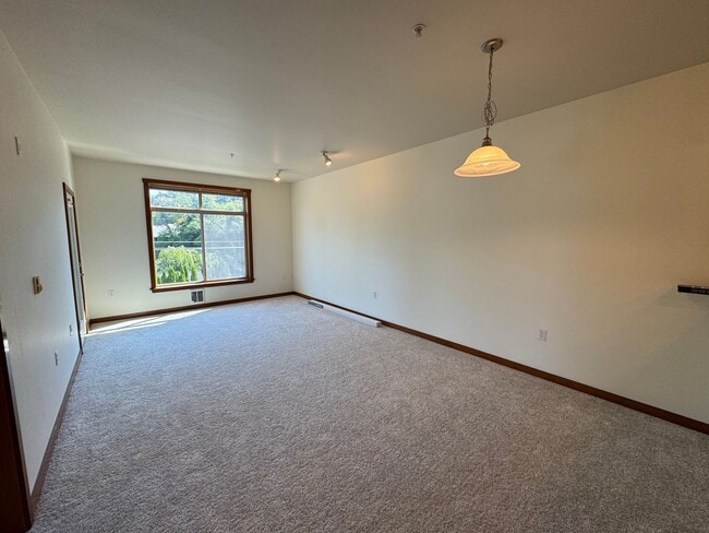 Building Photo - 910 Gladstone St