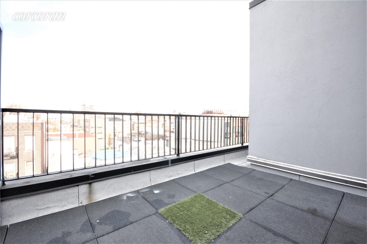 Building Photo - 136 Erasmus St