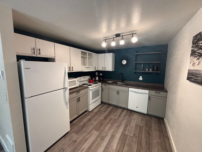 Building Photo - Garden-Style Condo in the Heart of Bend! $...