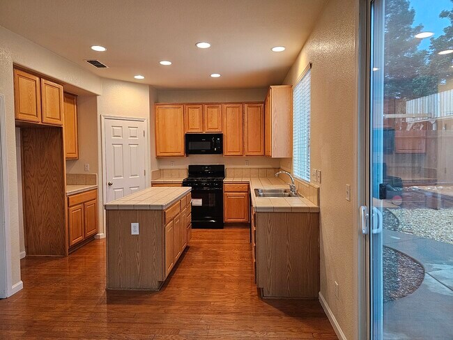 Building Photo - 2204 Arnold Dr