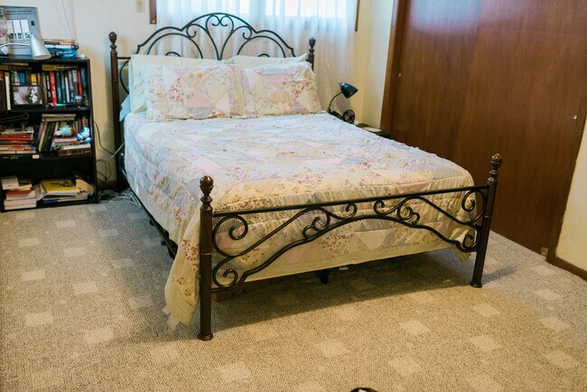 large master bedroom - 607 8th St