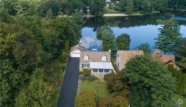 Building Photo - 85 Putnam Rd