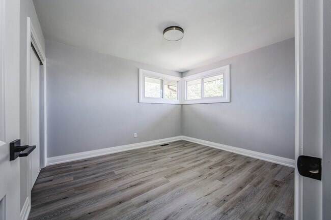 Photo du bâtiment - 2 Bedroom Upper-Level Unit – All Utilities & Parking Included – $1,799/month