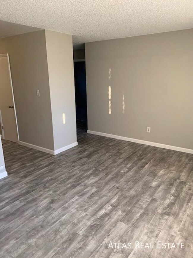 Building Photo - Newly Updated Two Bedroom One Bath! Availa...