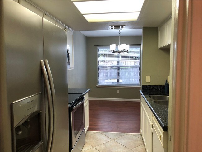 Building Photo - 512 Eberhart Ln
