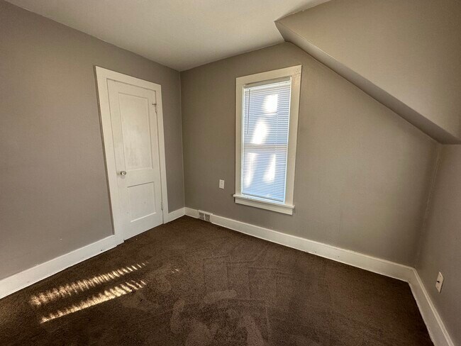 Foto del edificio - 1803 Portage St