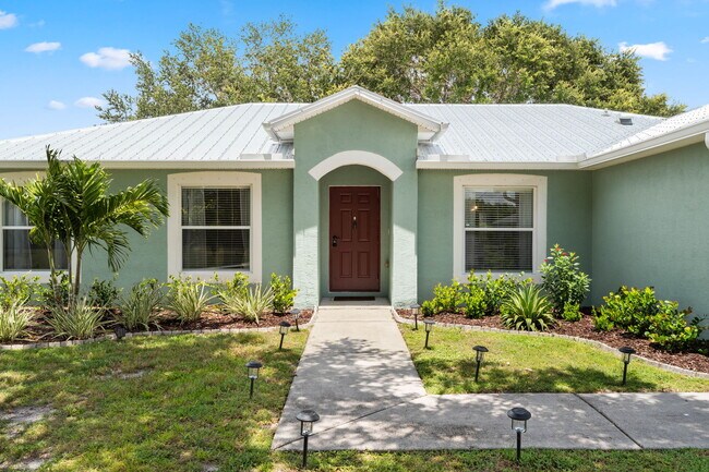 Building Photo - 522 SW South Quick Cir