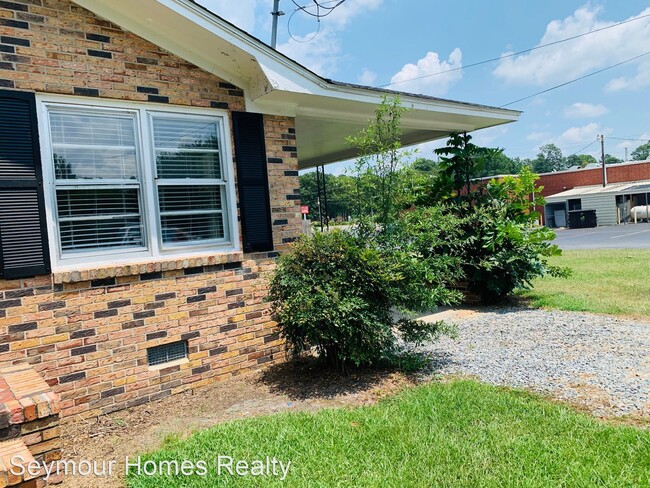 Building Photo - 3 br, 1 bath House - 304 Henderson Street