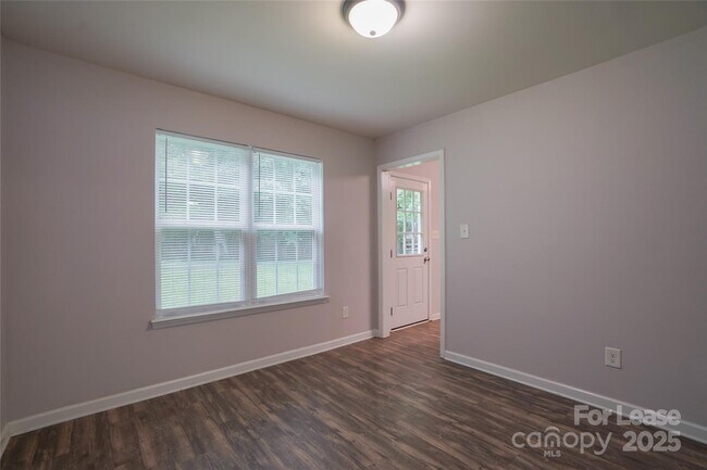 Foto del edificio - 4907 Morningwood Dr