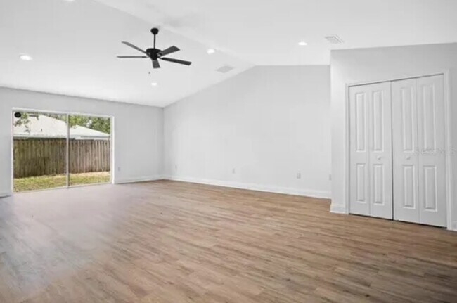 Building Photo - 415 Lark Ct