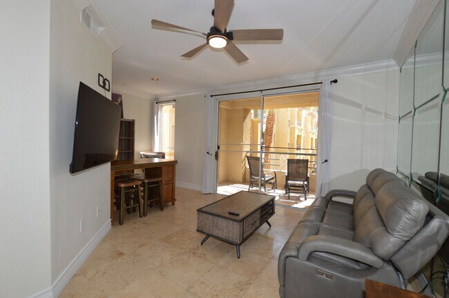 Foto del edificio - Beautiful and Bright Furnished, 1 Bd / 1 Ba  Condo w/ Pool View