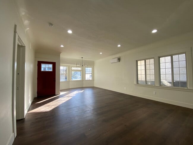 Building Photo - 1045 E 42nd Pl