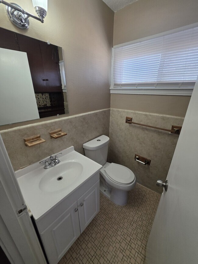 Foto del edificio - 3 bed 1.5 bath home, large backyard!