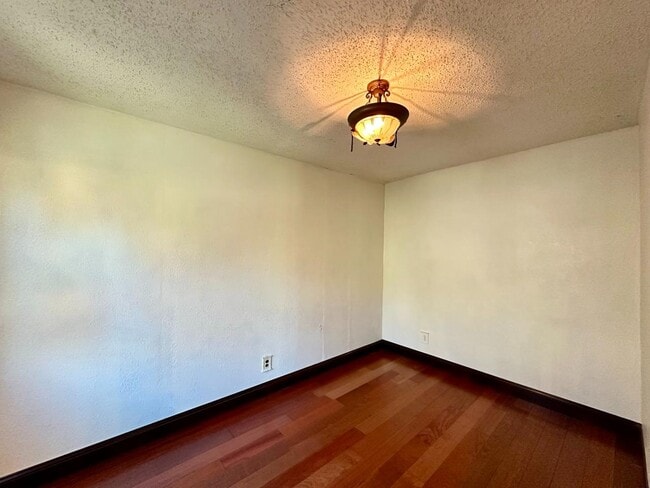 Building Photo - 815 Canyon Rd