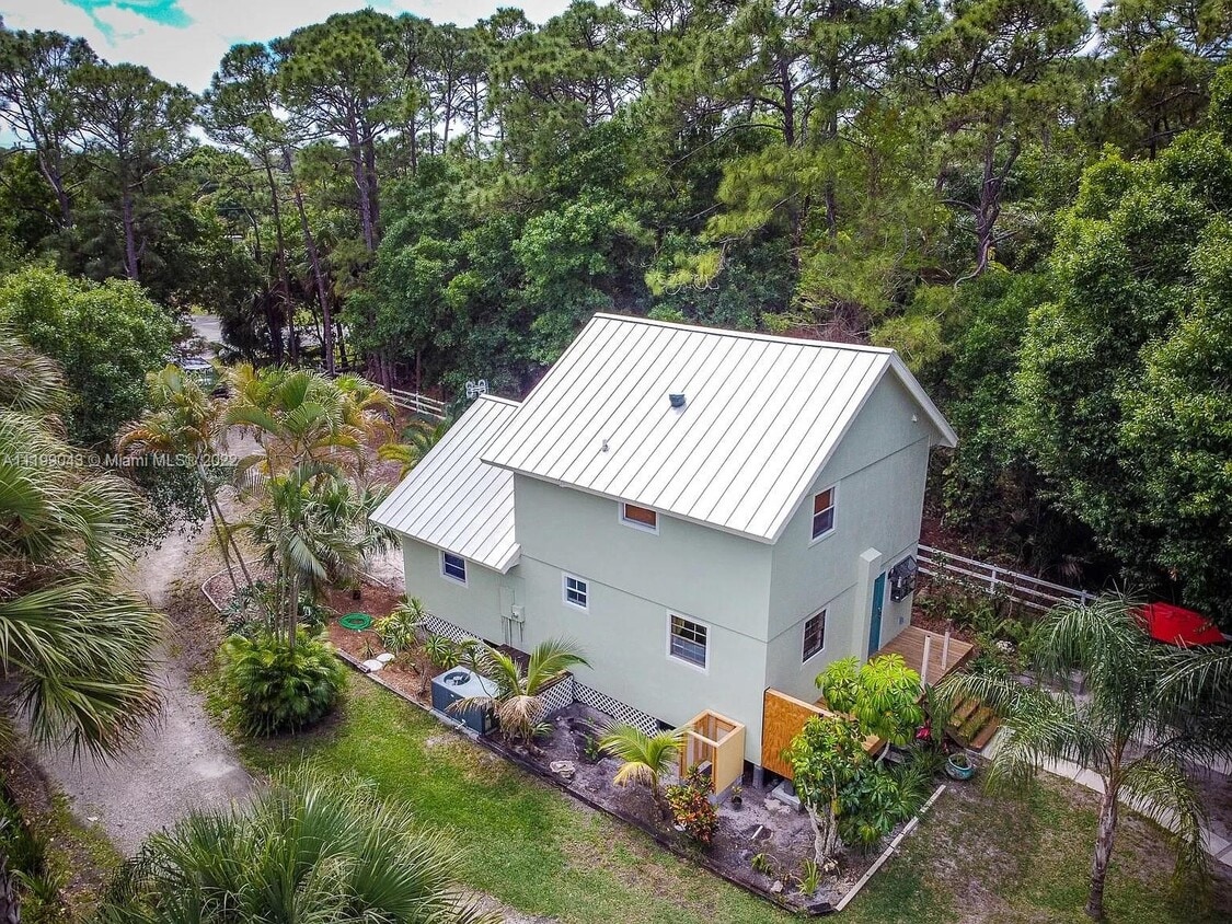 Primary Photo - 218 E Easy St