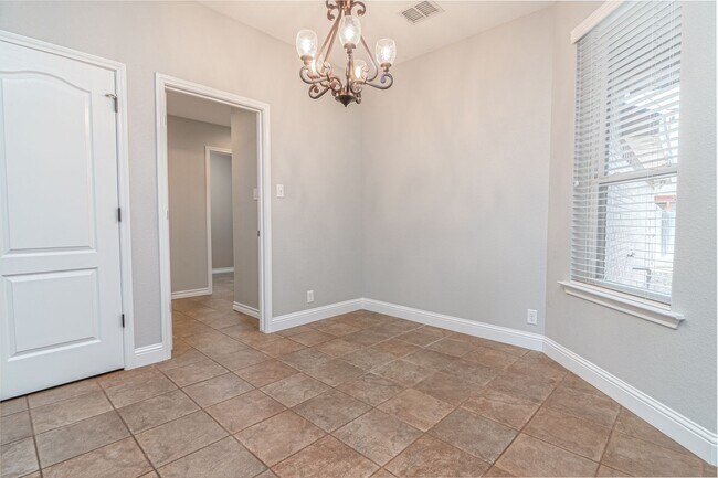 Building Photo - 5710 Llano Ct