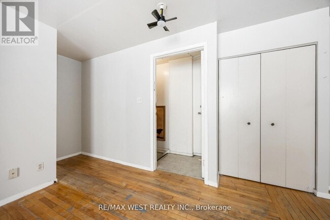 Photo du bâtiment - 4990 Dundas St W