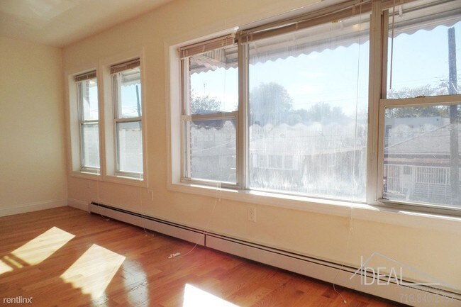 Building Photo - 81 E 42nd St