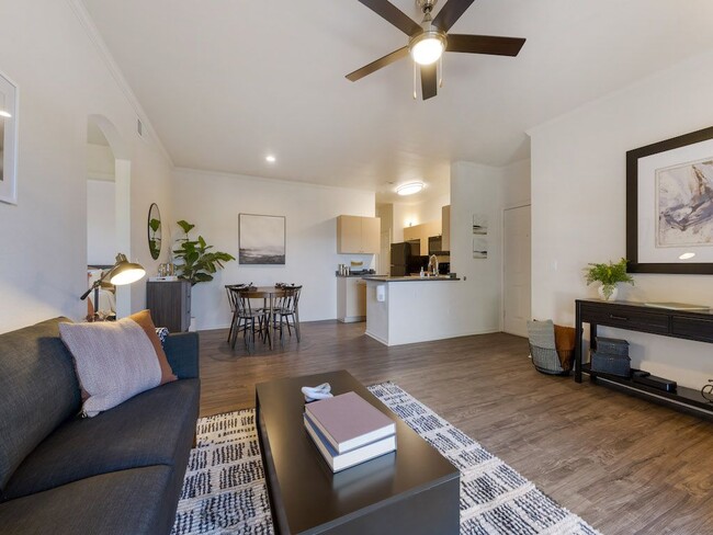 Sala de estar de concepto abierto en Echo Ridge - Echo Ridge Apartments