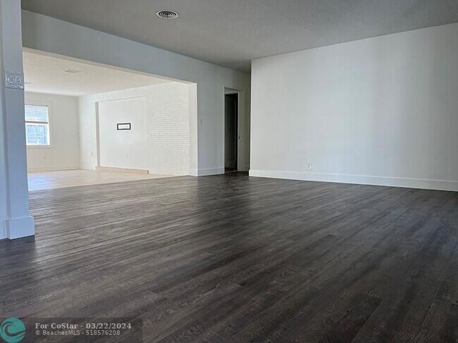 Foto del edificio - 7200 NE Bay Cove Ct