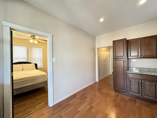 Foto del edificio - 5023 N Ridgeway Ave