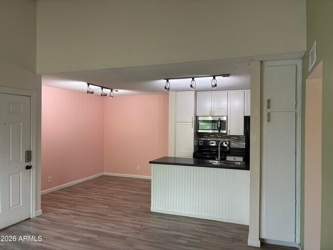 Foto del edificio - 8055 E Thomas Rd
