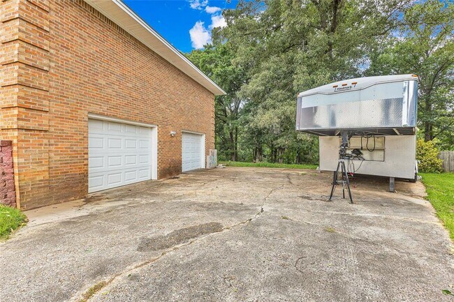 Foto del edificio - 140 Livingston Cir