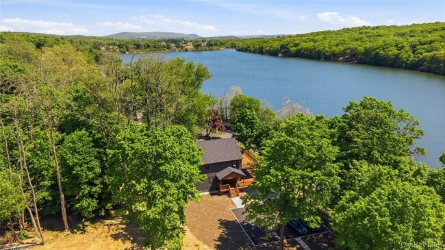 Foto del edificio - 548 Lakes Rd