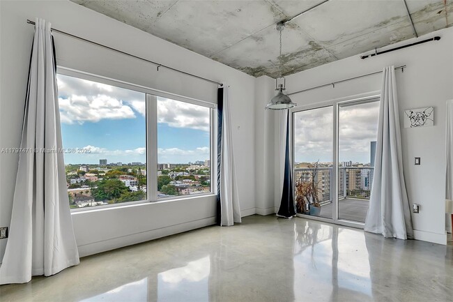 Foto del edificio - 10 SW South River Dr
