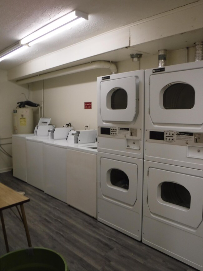 Building Photo - 930 E Colonial Manor Dr