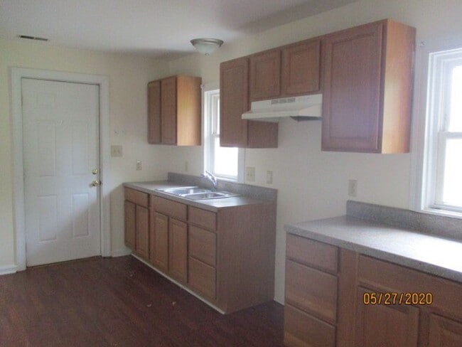 Building Photo - Country home that offers 3 bedrooms/1 bathroom